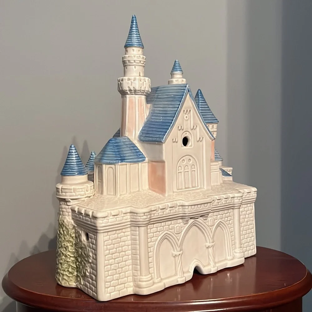 Vintage Disney Castle Lamp 1988 ed.- Excellent Condition, no chips or cracks - Picture 3 of 7